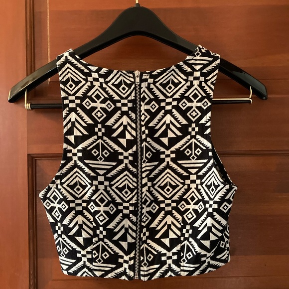 Geometric Black and White Crop Top - Picture 2 of 3